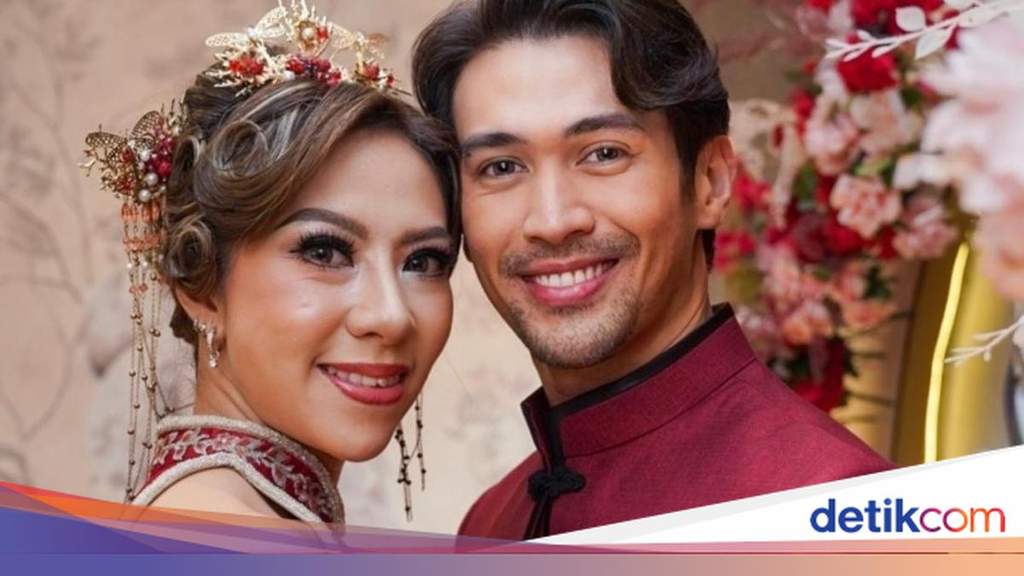 Aktor Hessel Steven tersenyum saat menceritakan rencana pernikahannya.