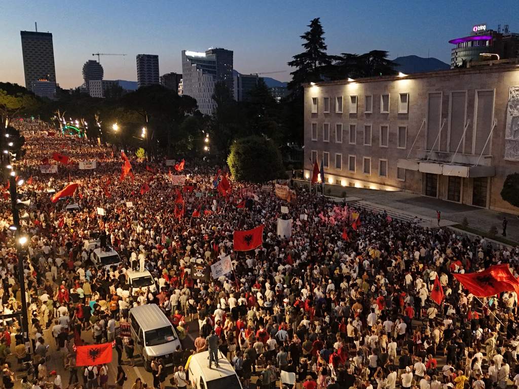 Massa pendukung menyambut pembebasan demonstran di luar pengadilan Tirana.