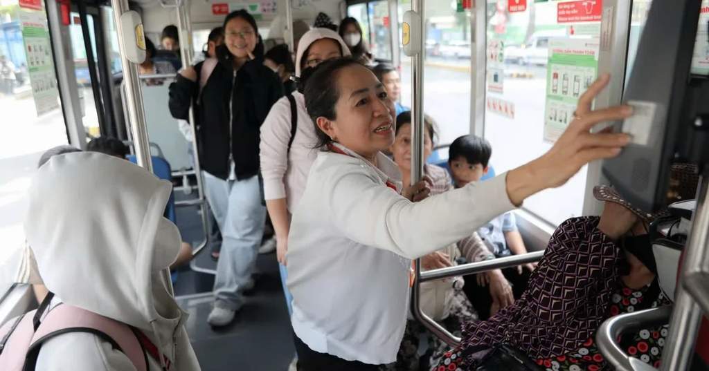 Suasana armada bus kota ramah lingkungan di Ho Chi Minh City