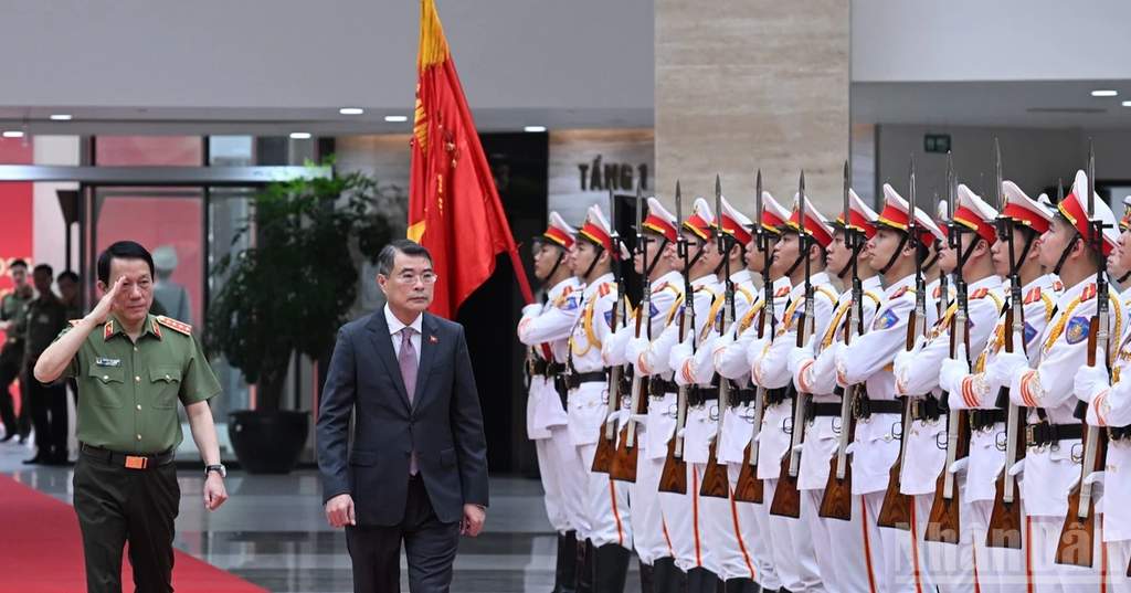 PM Le Minh Hung menghadiri rapat kepolisian di Hanoi.