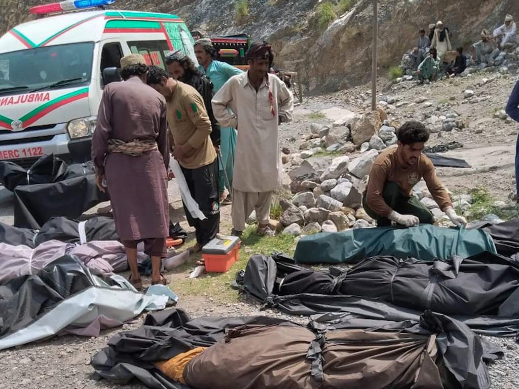 Petugas mengevakuasi korban bus jatuh di jurang berbatu Pakistan.