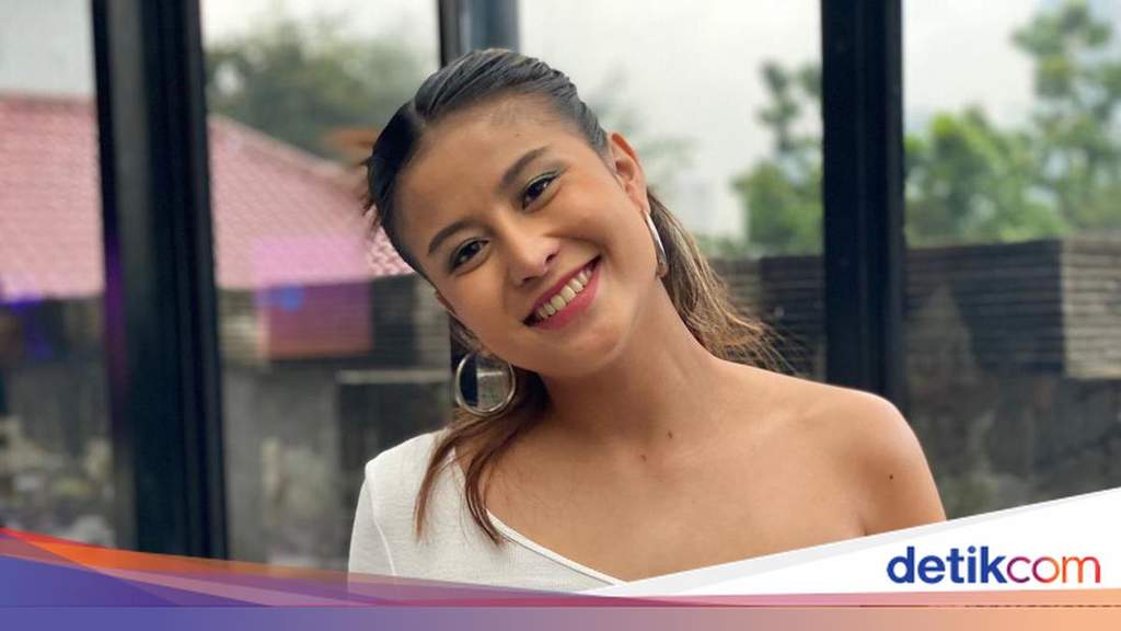 Selebgram Awkarin memberikan keterangan pers di Polda Metro Jaya.