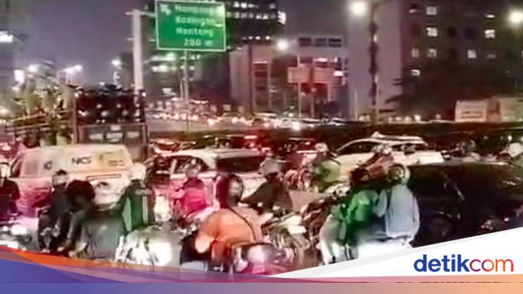 Besi Tua dan Jalanan Sunyi: Macet Panjang di Gatot Subroto