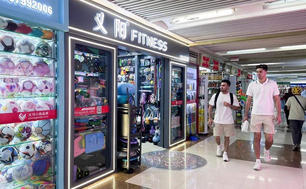 Ilustrasi aktivitas belanja online masyarakat melalui aplikasi e-commerce ponsel pintar