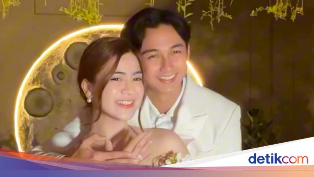 Pasangan selebritas Felicya Angelista dan Caesar Hito saat menghadiri acara di Senayan.