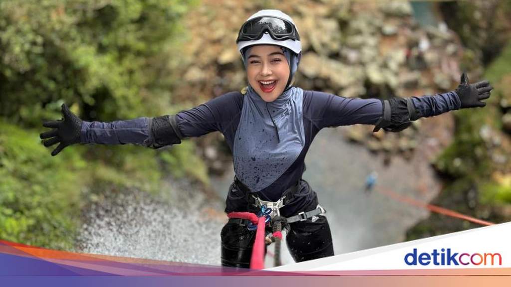 Potret bahagia Ria Ricis saat merayakan ulang tahun ke-31 bersama sang anak.