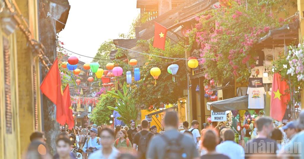 Suasana objek wisata populer di Vietnam yang dipadati turis mancanegara.