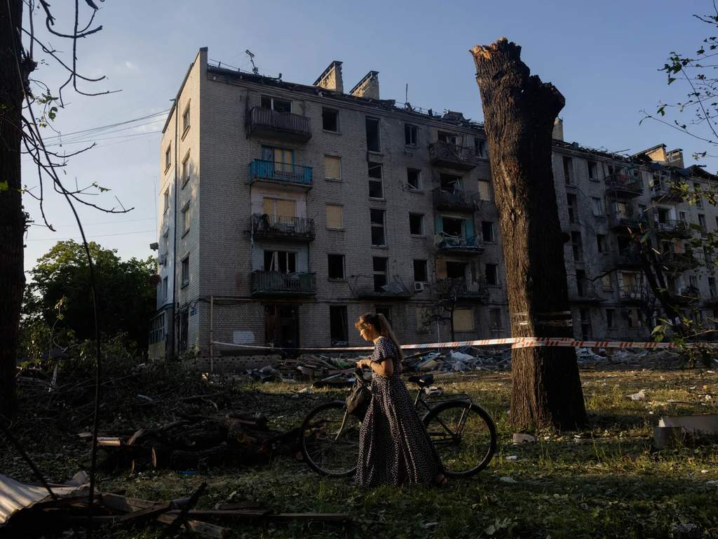 Kondisi apartemen warga Ukraina yang hancur pascaserangan drone.