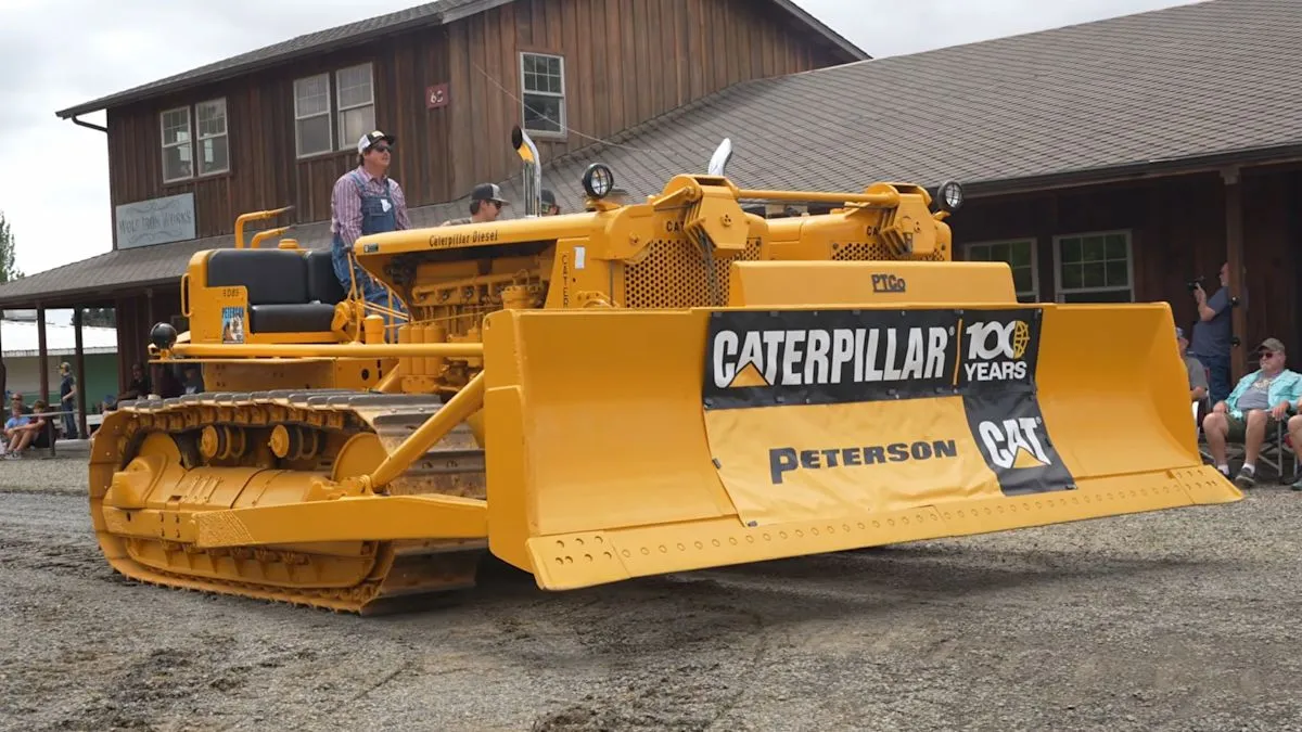 Double-Wide CAT Dozer bermesin diesel ganda hasil restorasi kolektor