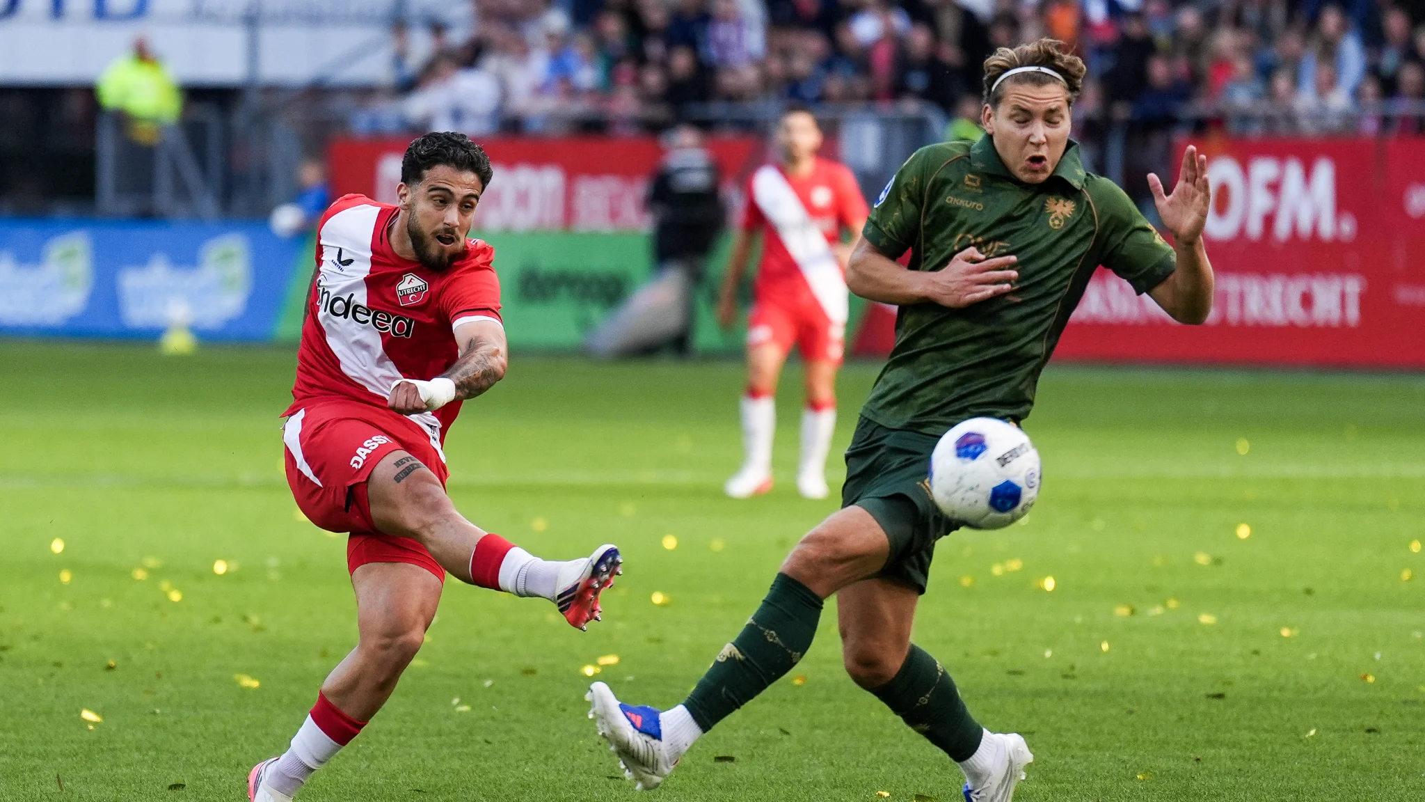 Kericuhan suporter di laga FC Utrecht vs Go Ahead Eagles berujung penghentian pertandingan