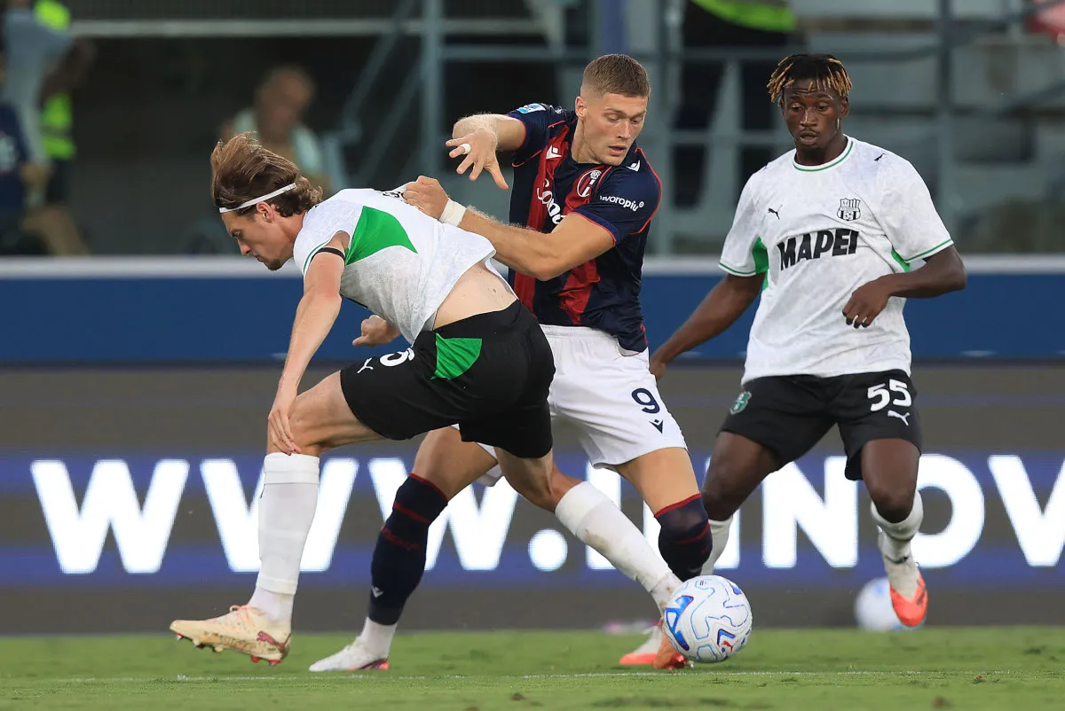 Artem Dovbyk rayakan gol penyeimbang bagi Bologna saat melawan Sassuolo di Serie A