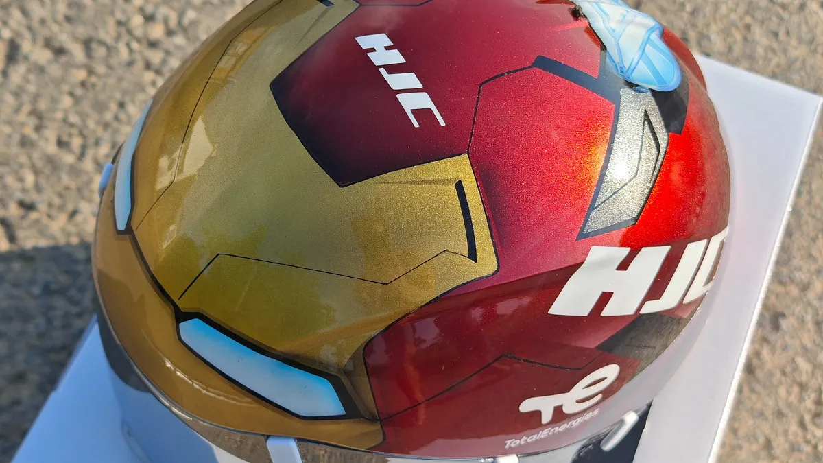 Pembalap Team TotalEnergies tampil unik dengan helm khusus bertema Iron Man di Tour de France