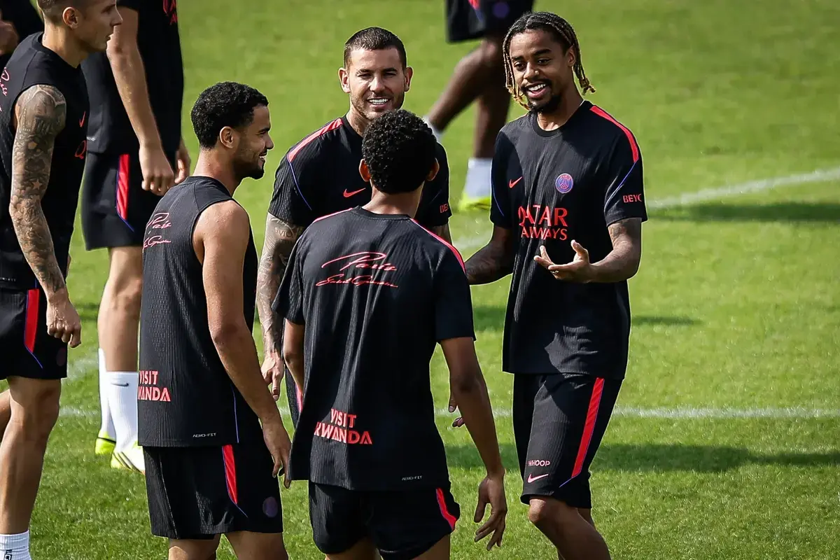 Taktik transfer Liverpool buru Bradley Barcola dari PSG diulas Ben Jacobs