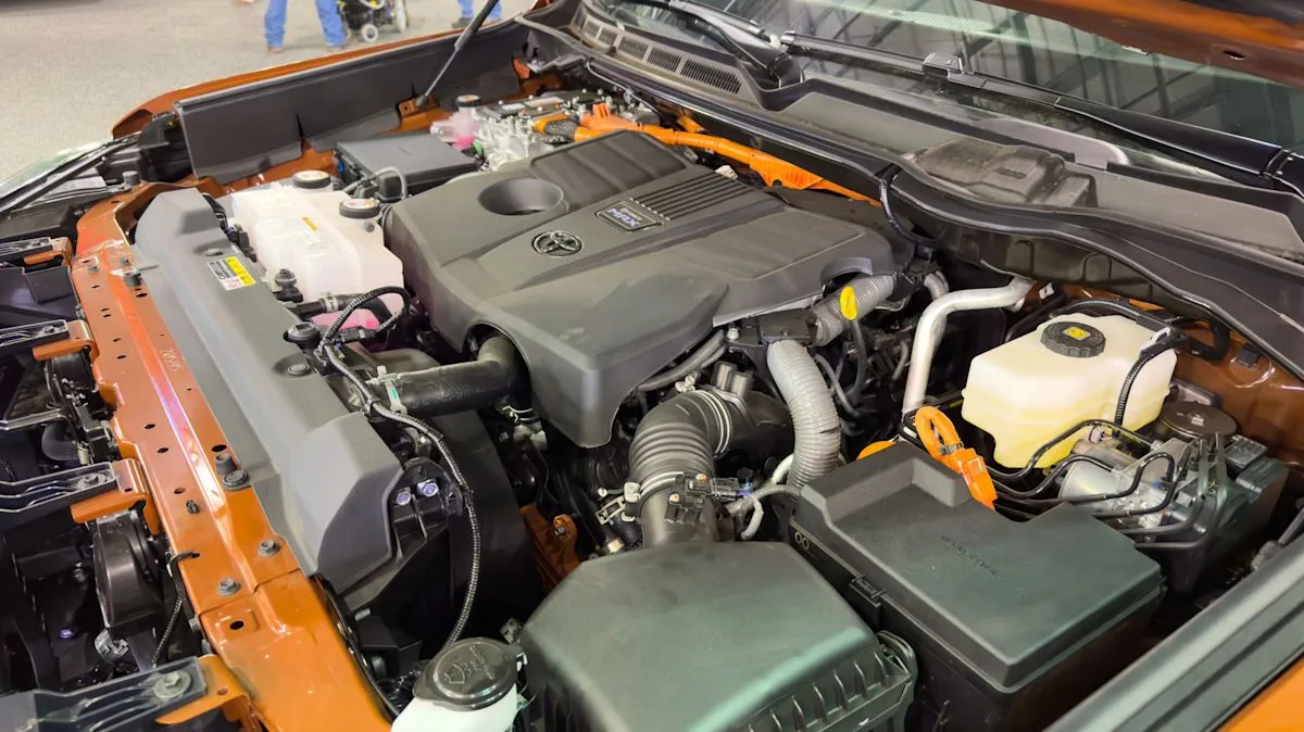 Teknisi Toyota menguji mesin V6 Tundra menggunakan palu plastik