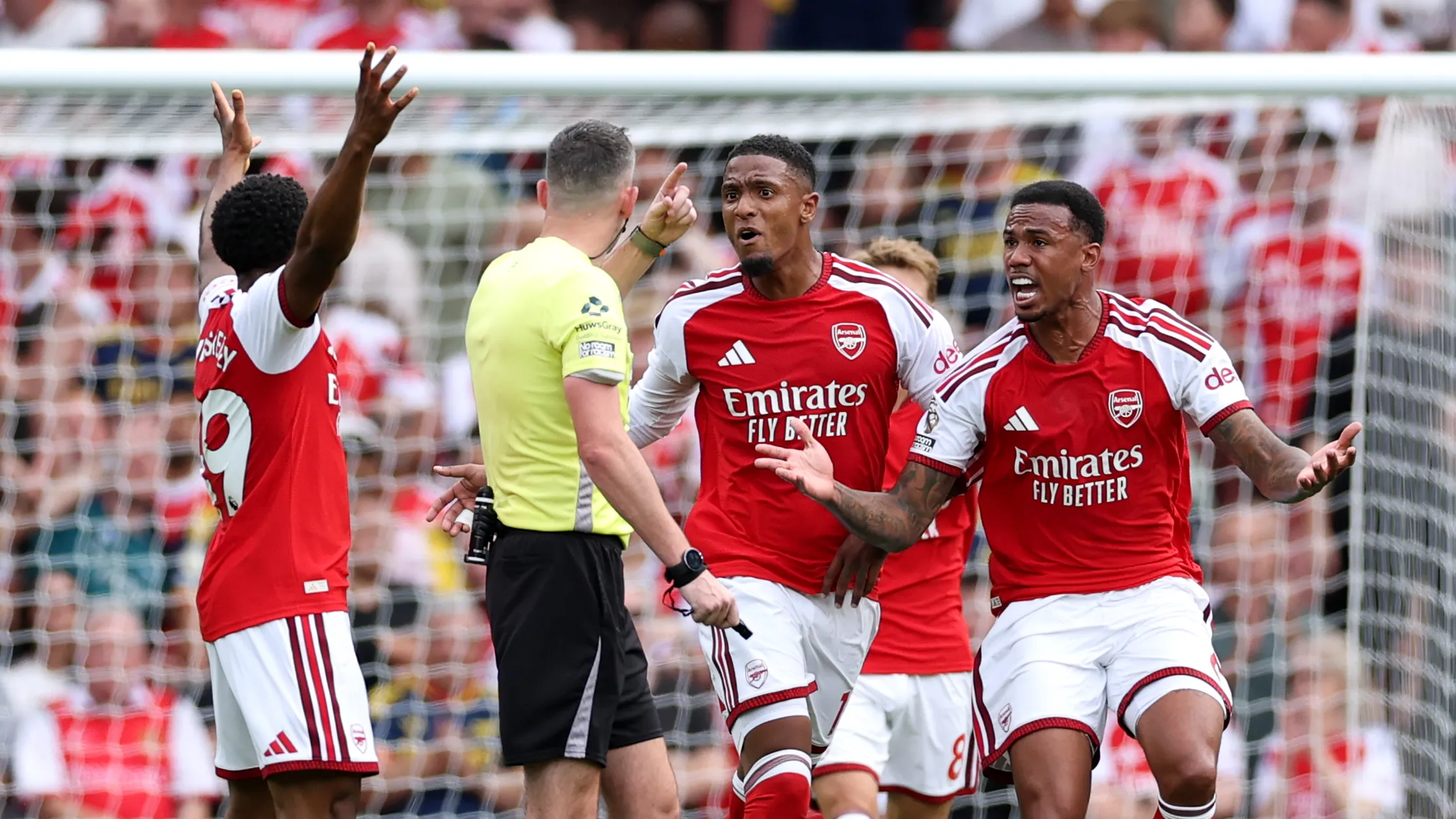 Wayne Rooney kritik Gabriel Magalhaes yang lolos kartu merah saat Arsenal lawan Chelsea