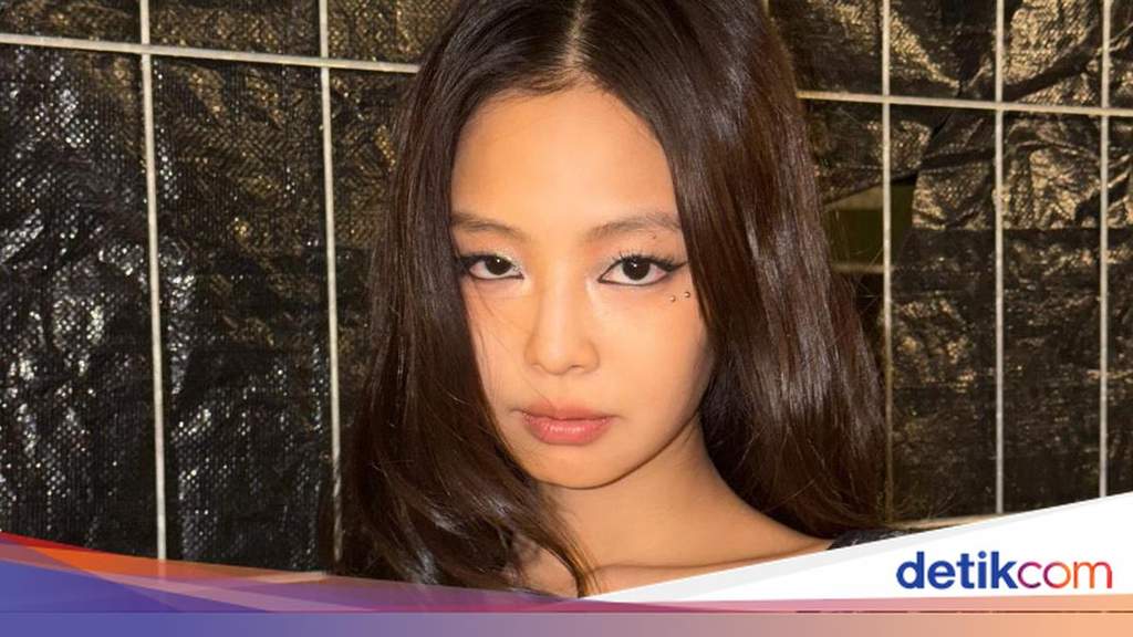 Gaya Jennie BLACKPINK Pakai Crop Top Renda di Denmark