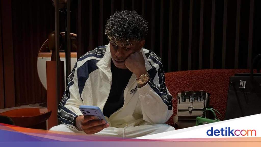 Gaya Mewah Lamine Yamal Jinjing Dua Tas Hermes Sekaligus