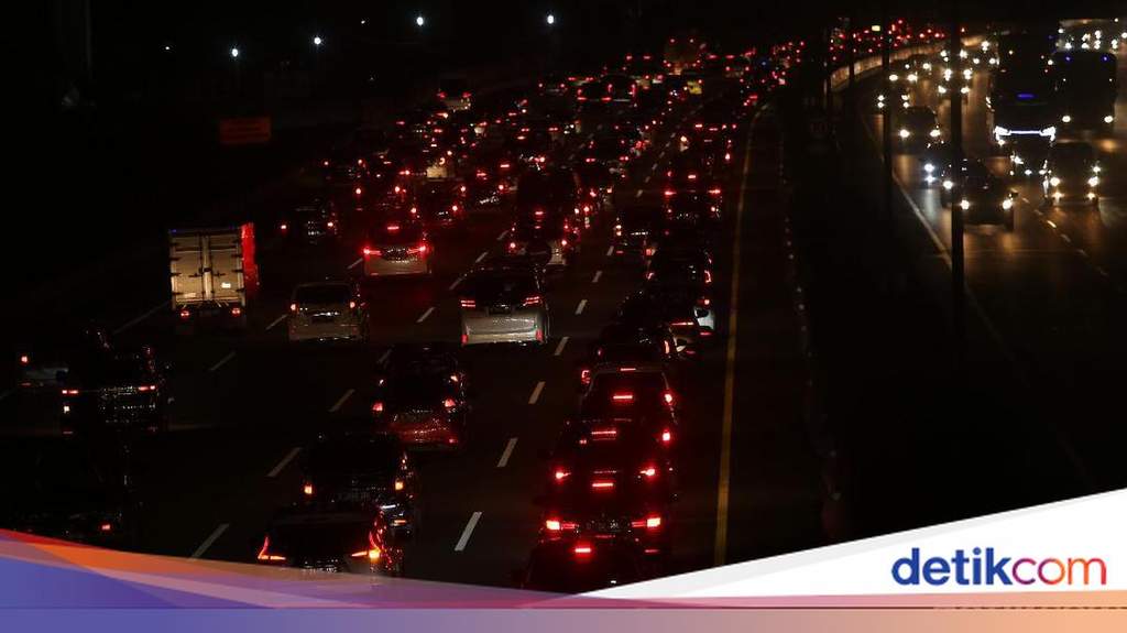 Gerombolan Pemotor Bikin Macet Bundaran HI Demi Konten