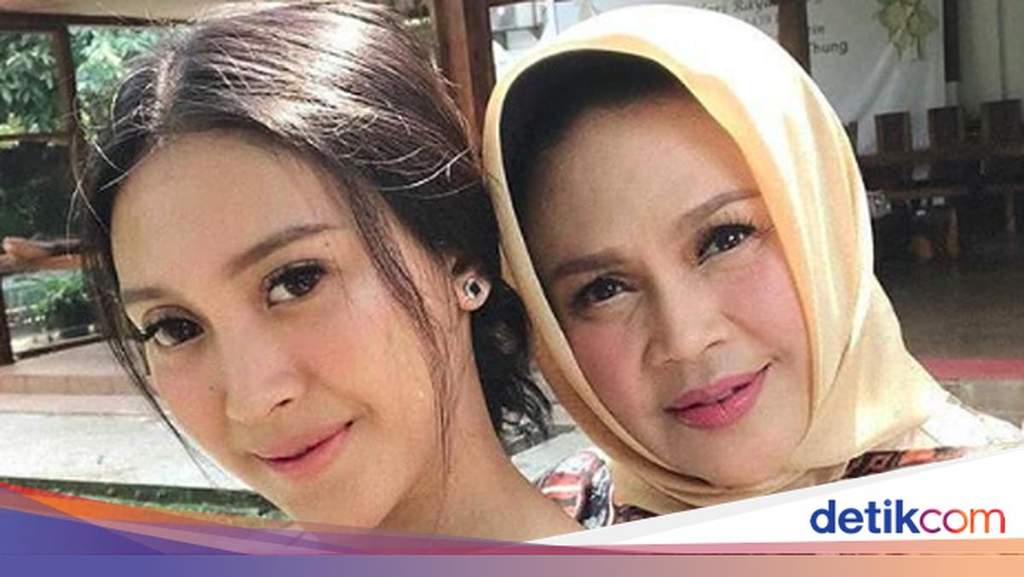 Momen kebersamaan hangat Hetty Koes Endang bersama sang putri saat merayakan hari raya.