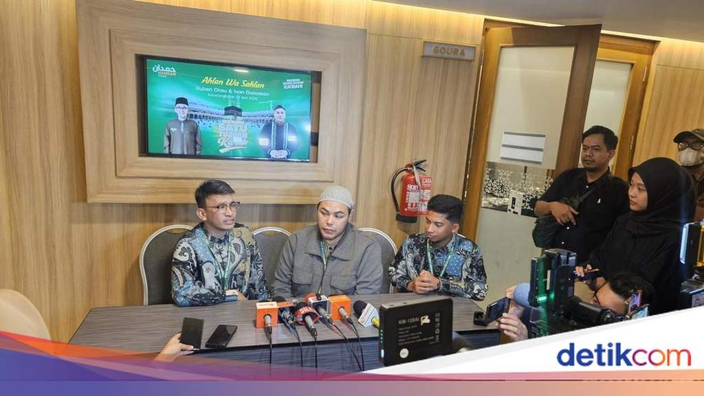 Momen kebersamaan Ruben Onsu dan Ivan Gunawan saat ibadah umrah
