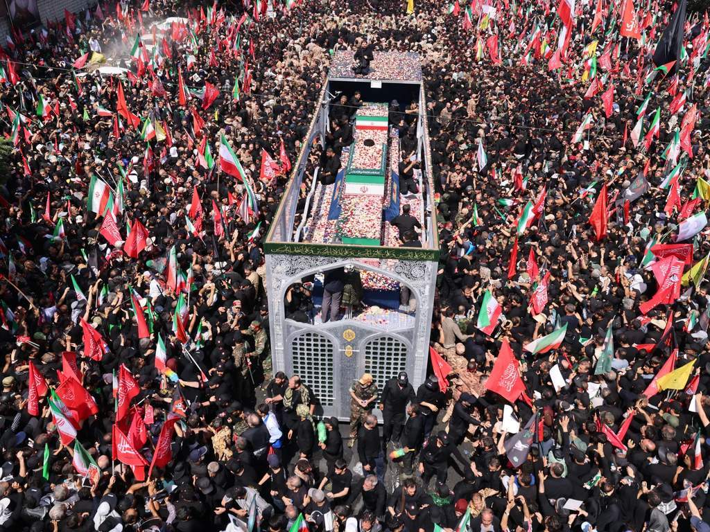 Massa pelayat penuhi jalanan Teheran dalam pemakaman Ali Khamenei