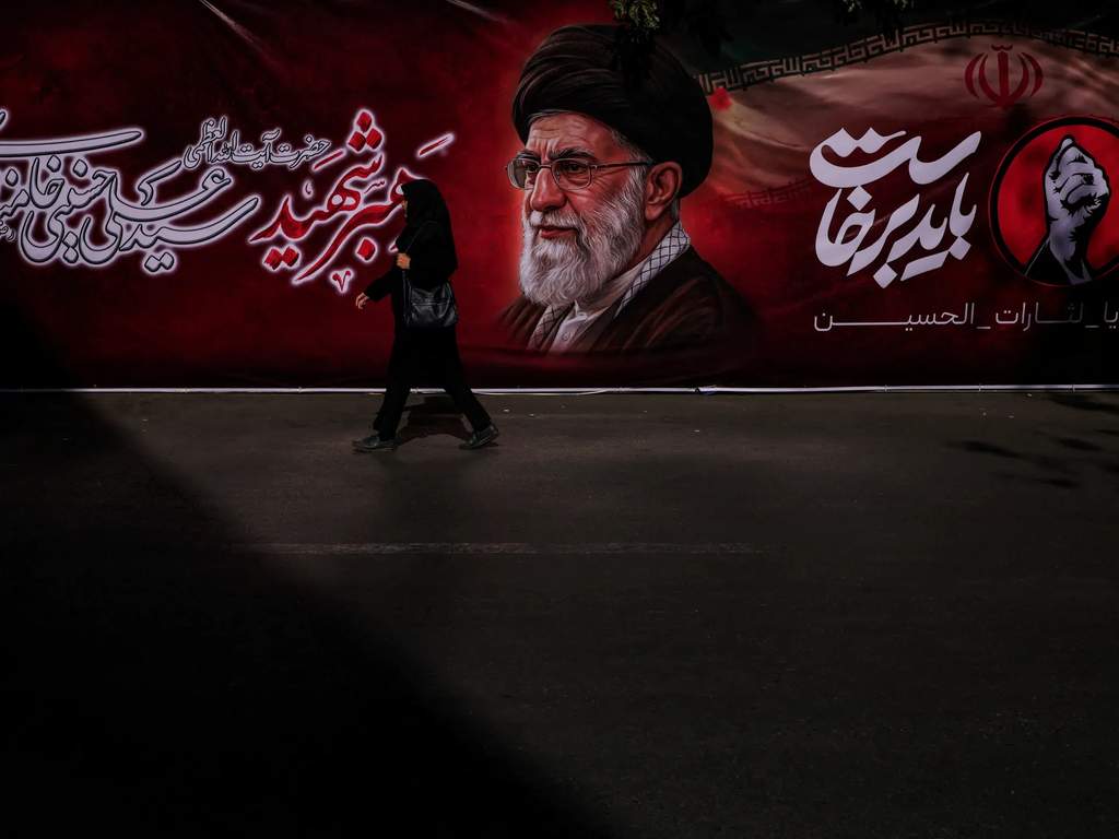 Suasana pelayat di Teheran memberikan penghormatan terakhir pada peti jenazah Ayatollah Ali Khamenei.