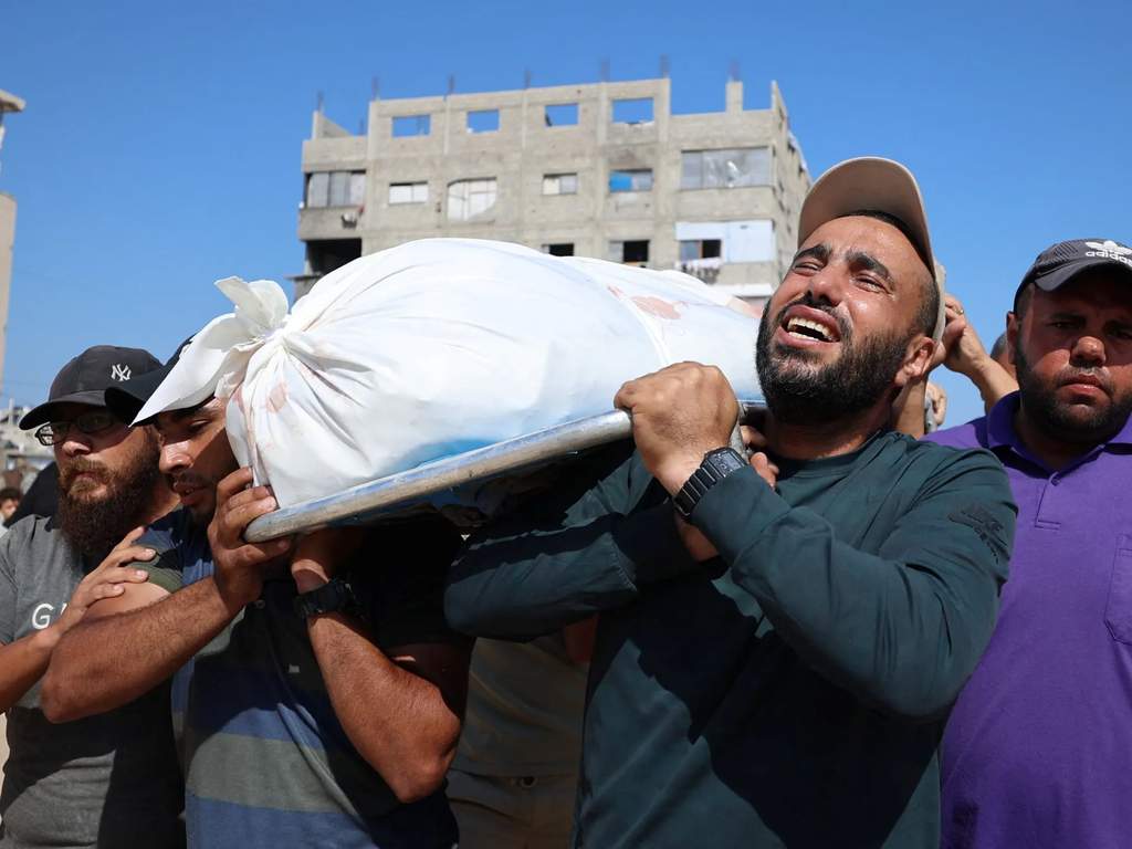 Evakuasi korban akibat serangan udara militer Israel di Jalur Gaza