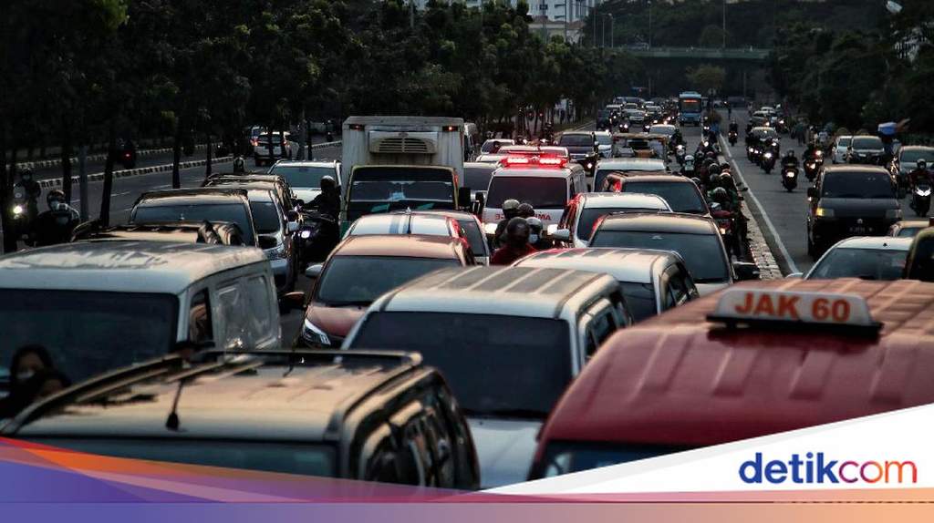 Beri Jalan Ambulans di Lampu Merah Tak Kena Tilang ETLE