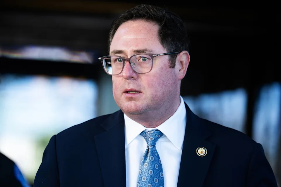 Ketegangan di Nebraska: Perwakilan Mike Flood Hadapi Amarah Warga
