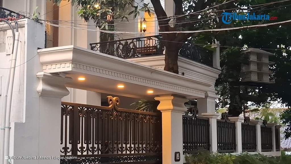 Kondisi terkini rumah mewah mantan Jampidsus Febrie Adriansyah di Jakarta Selatan yang tampak sepi.