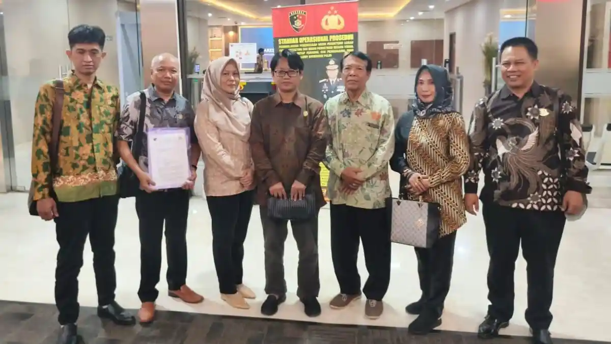 Pengurus Koperasi BLN saat memberikan keterangan laporan di Bareskrim Polri