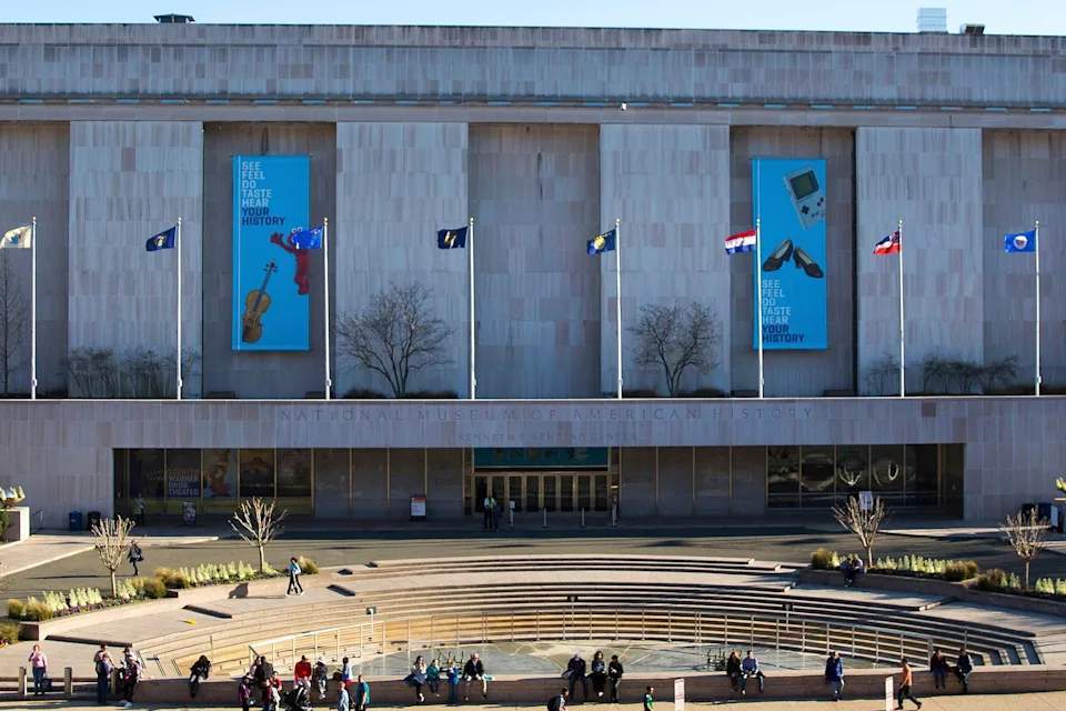 Gedung Smithsonian Institution di Amerika Serikat yang sedang menghadapi tinjauan ideologi