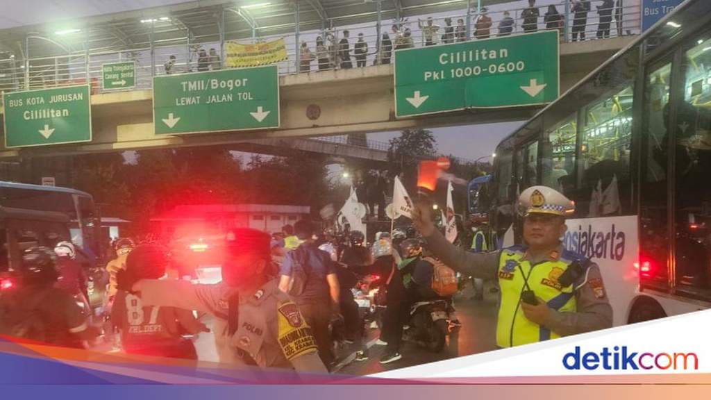 Lalu Lintas Cawang Kembali Normal Usai Demo di UKI Jakarta Timur