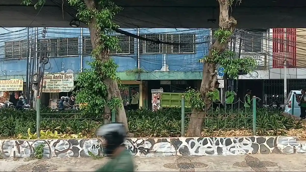 Pelaku pencurian pagar besi di Flyover Kampung Melayu Jakarta Timur saat diamankan polisi