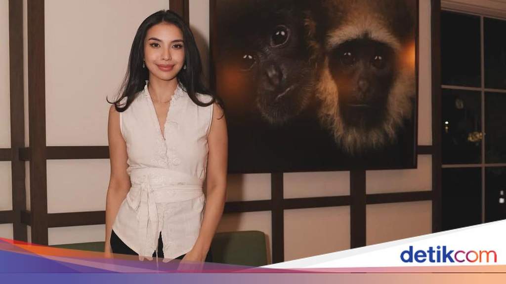 Manohara Odelia tampil kasual dan klasik dengan konsep minimalis.