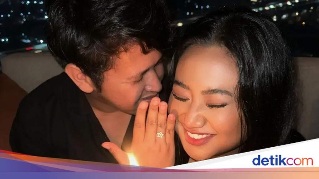 Maria Simorangkir tersenyum bahagia menunjukkan cincin lamaran bersama kekasihnya.