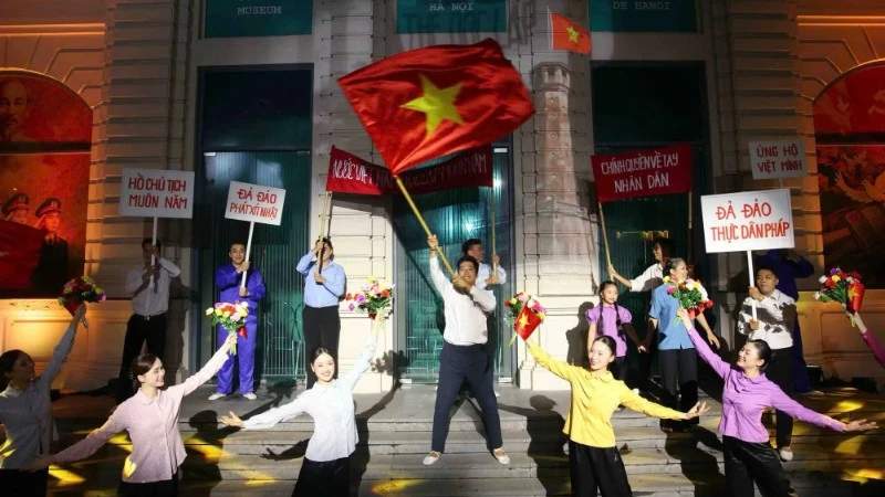 Pertunjukan seni realis sejarah Mat Lenh Dem di Museum Kepolisian Hanoi.