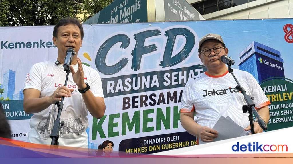 Menteri Kesehatan Budi Gunadi Sadikin berbicara di depan kantor Kemenkes Jakarta