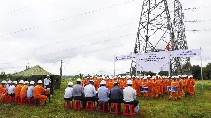 Petugas teknis melakukan simulasi perbaikan menara transmisi listrik tegangan tinggi.
