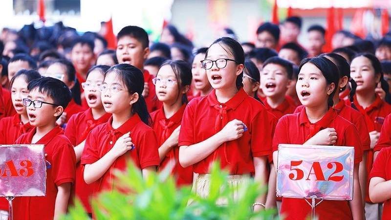 Suasana upacara pembukaan tahun ajaran baru sekolah di Vietnam.