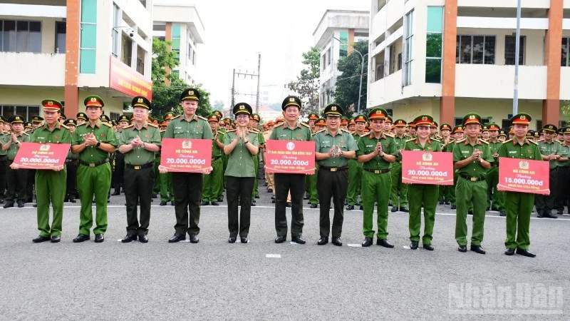 Aparat kepolisian Dong Thap dalam operasi penggagalan kasus kriminal.