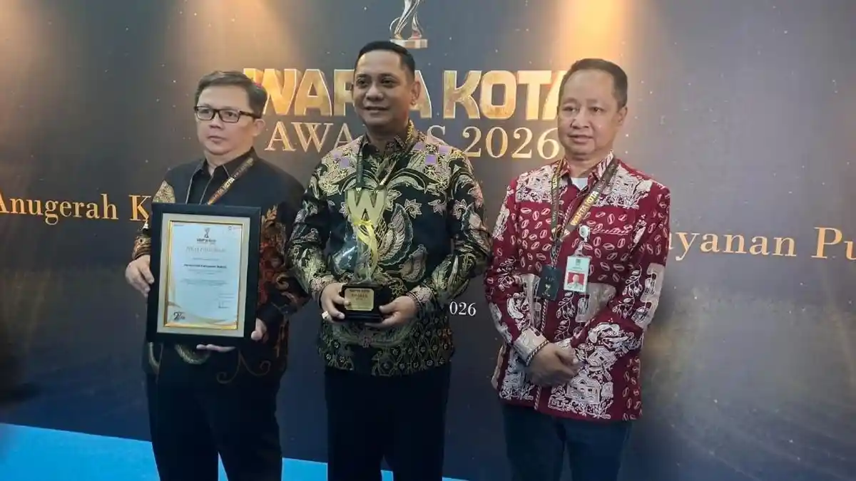Plt Bupati Bekasi menerima penghargaan Warta Kota Awards 2026.