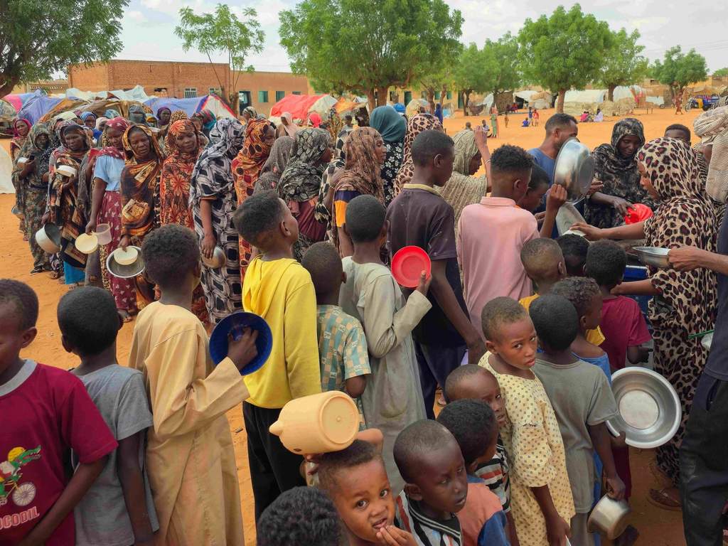 Anak-anak pengungsi korban perang Sudan di tenda darurat.