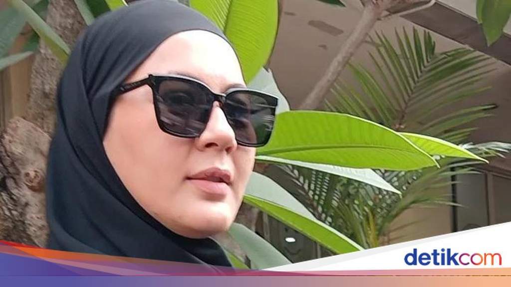 Paula Verhoeven saat memberikan keterangan kepada media di Polda Metro Jaya.