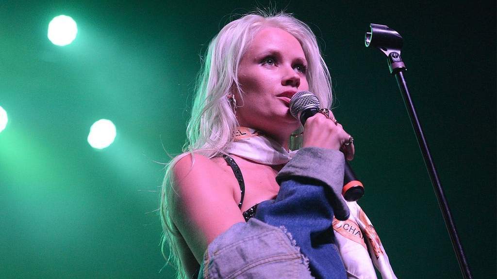 Penyanyi Lauren Bennett berpose saat tampil bersama grup musik G.R.L.