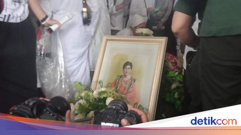 Hetty Koes Endang saat melayat ke rumah duka Titiek Puspa.