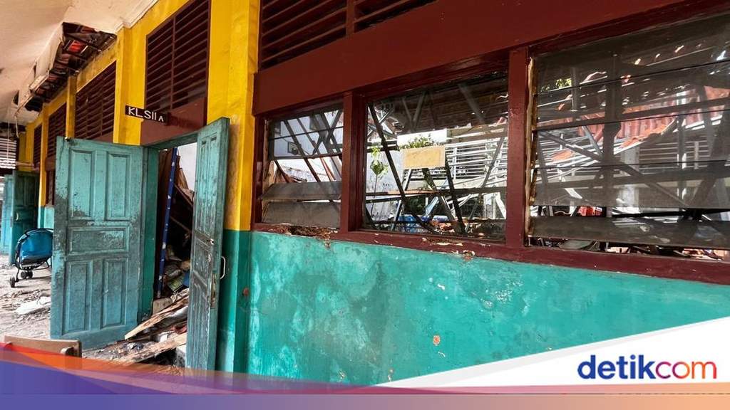 Bangunan SDN Kebayoran Lama Selatan 09 yang roboh dipasangi garis pembatas