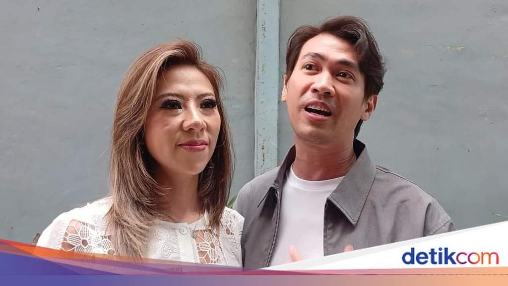 Aktor Hessel Steven tersenyum bahagia menjelang hari pernikahannya.