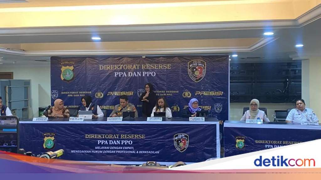 Petugas Polda Metro Jaya memeriksa lokasi kafe prostitusi anak di Cibitung Bekasi