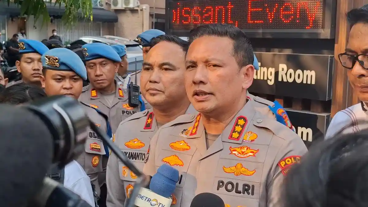 Personel Brimob berjaga saat penggeledahan kasus korupsi di kafe de'Clan Jakarta Selatan
